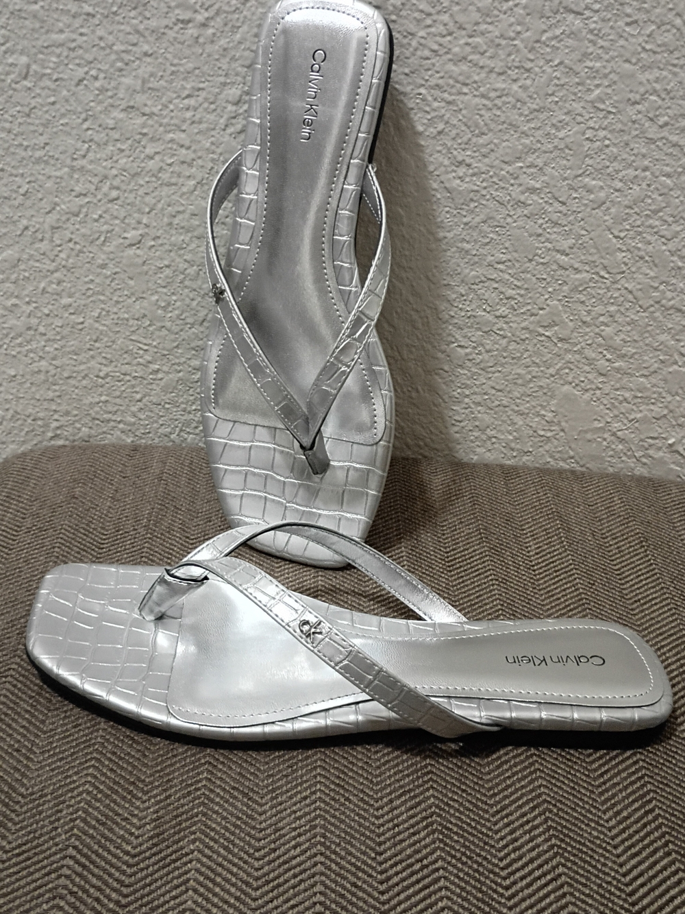 NWOB Calvin Klein Metalic Silver Thong Sandals Size 9.5